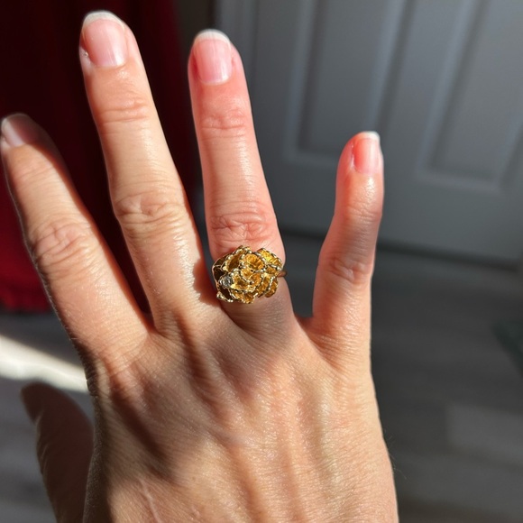 4/$100 AVON Elegant Gold Ring with Gemstone size 5 🥰 - Picture 1 of 8